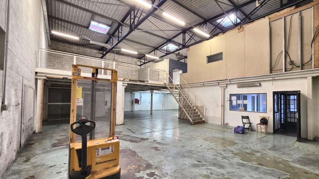 MONTATAIRE - LOACL D'ACTIVITE 400 m² + mezzanine 