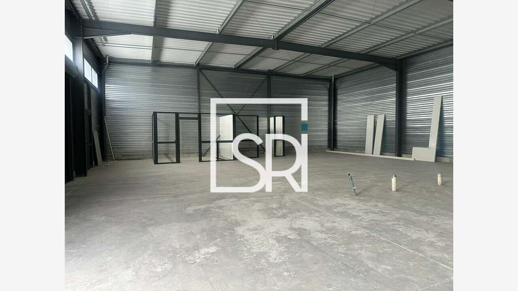 Entrepôt 350m² à louer à Creuzier-le-Neuf