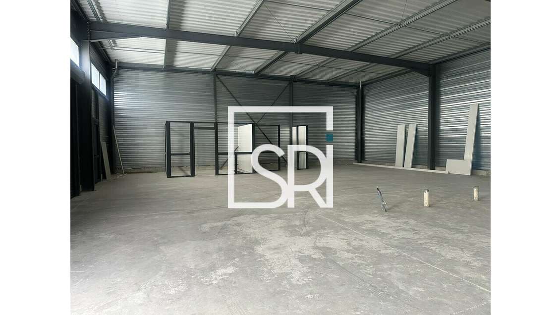 Entrepôt 350m² à louer à Creuzier-le-Neuf