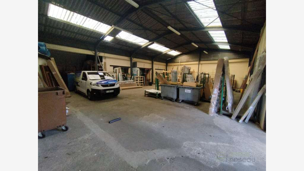 Hangar 300m² + bureau à louer  Crèvecoeur-le-Grand