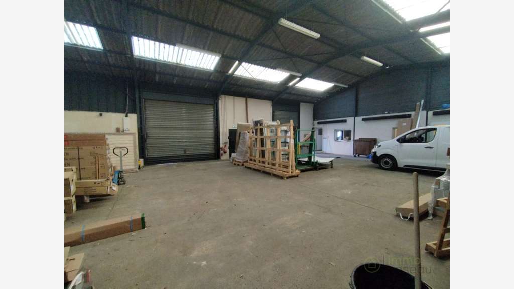 Hangar 300m² + bureau à louer  Crèvecoeur-le-Grand