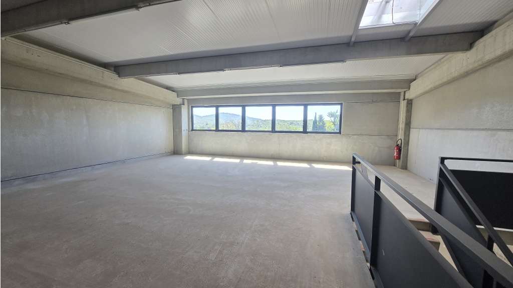 A louer local / entrepôt 281m² en za à Cuers 