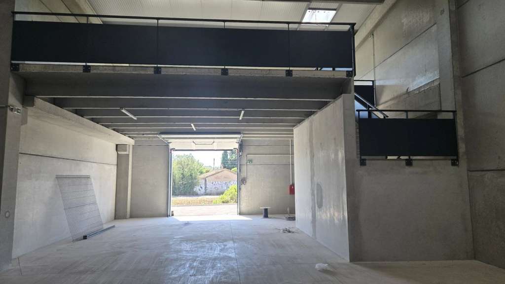 A louer local / entrepôt 281m² en za à Cuers 
