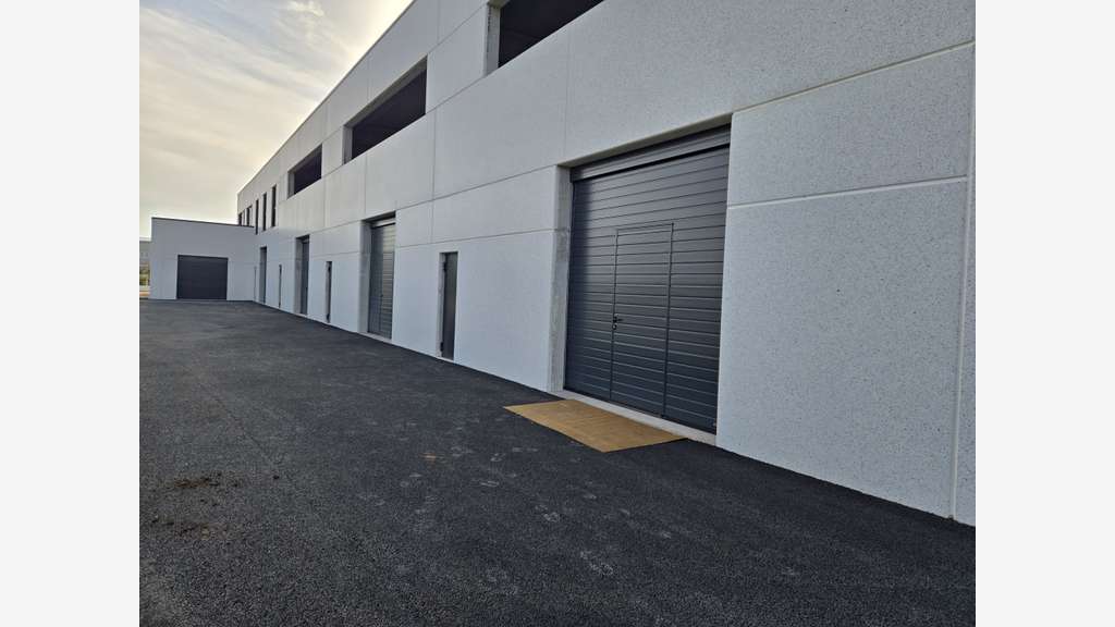 A louer local / entrepôt 281m² en za à Cuers 