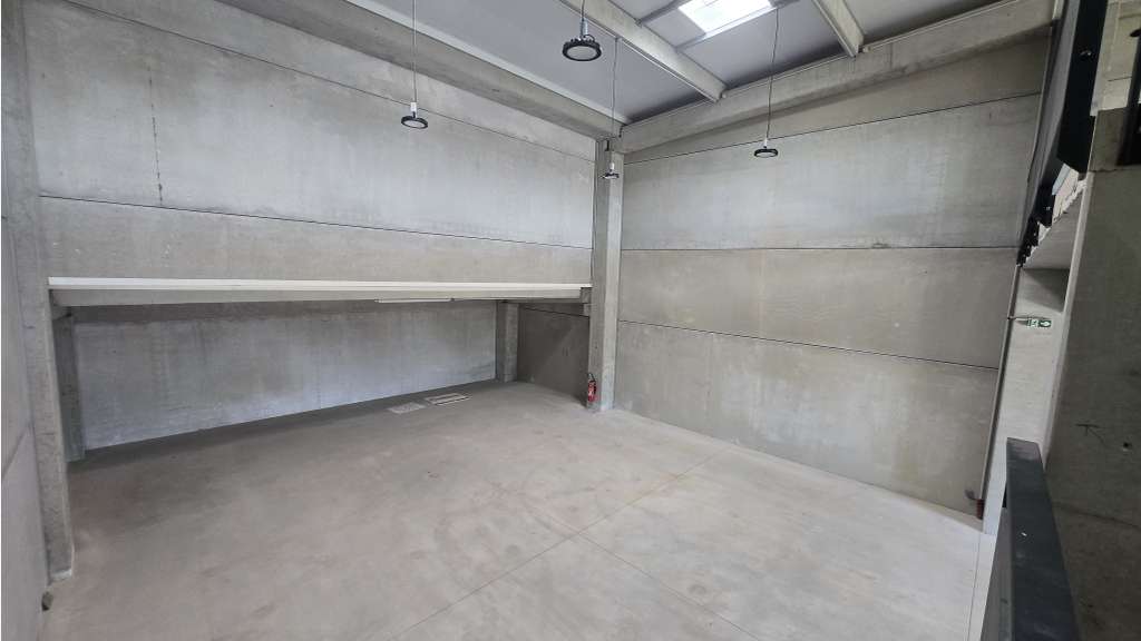 A louer local / entrepôt 281m² en za à Cuers 