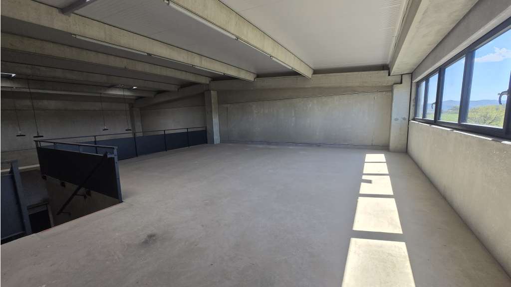 A louer local / entrepôt 281m² en za à Cuers 