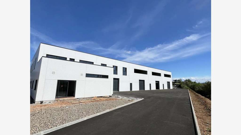 A louer local / entrepôt 281m² en za à Cuers 