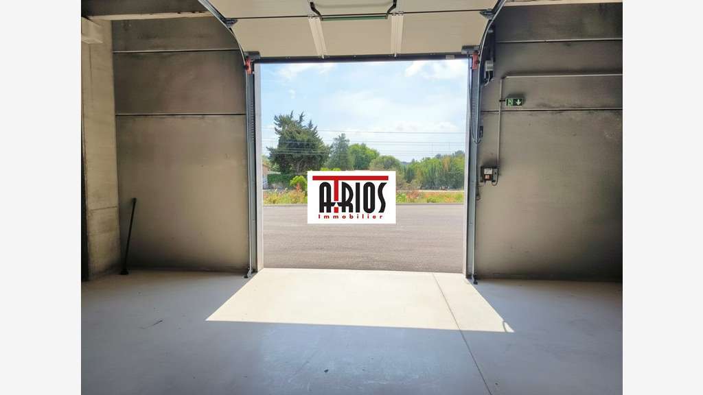 A louer entrepôt 281m² zone des Bousquets Cuers