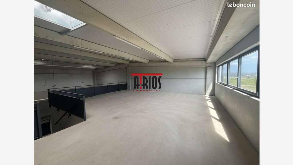 ENTREPOT 281 M²