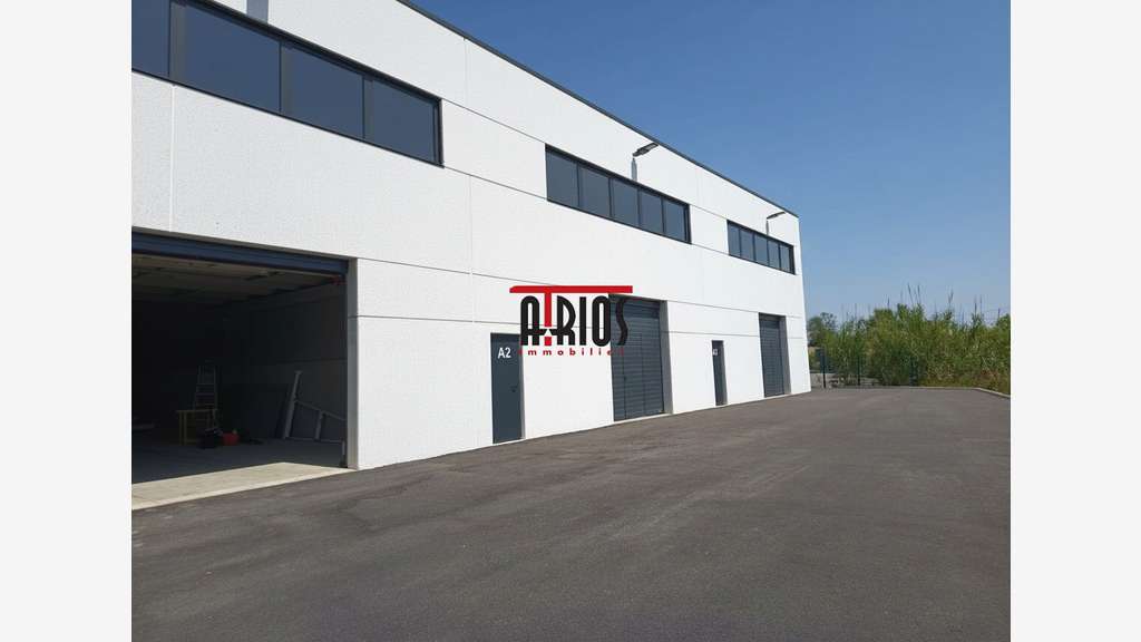 ENTREPOT 281 M²
