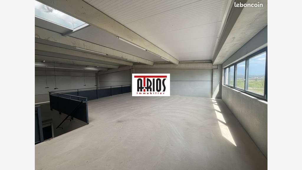 A louer entrepôt 281m² zone des Bousquets Cuers