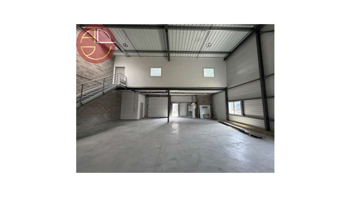 LOCATION CUGNAUX  Entrepôt neuf de 739 m² conform