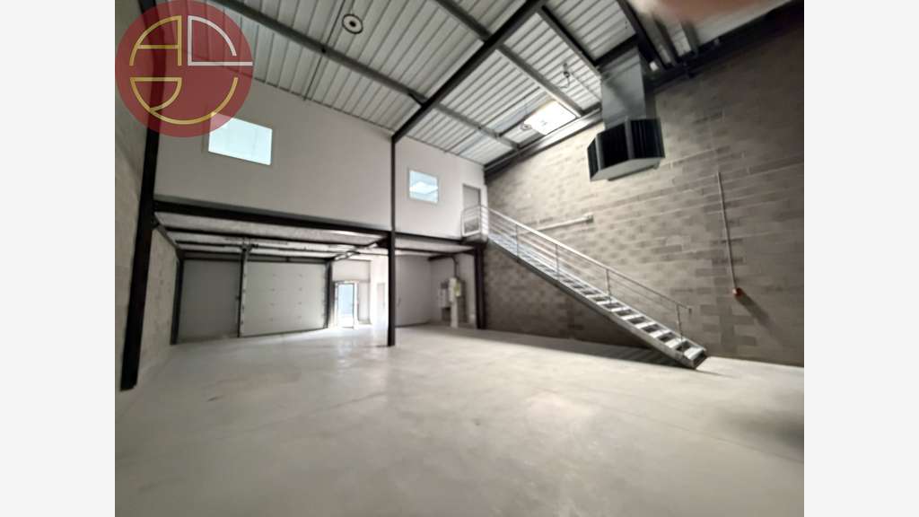 Location entrepôt bureaux de 265m² à Cugnaux