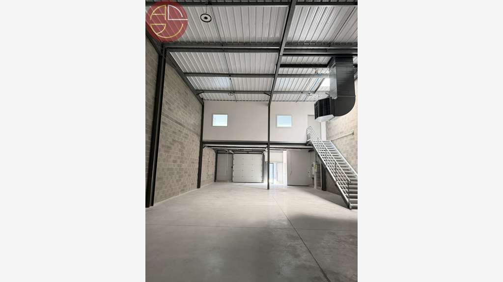 Location entrepôt bureaux de 265m² à Cugnaux