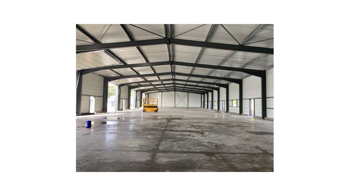 Locaux neufs 1200m² divisibles à louer à Cusset