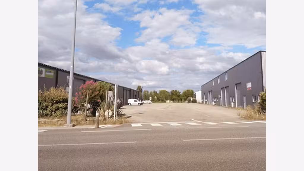 A louer cellules d'activité 200 à 600m² à Damazan