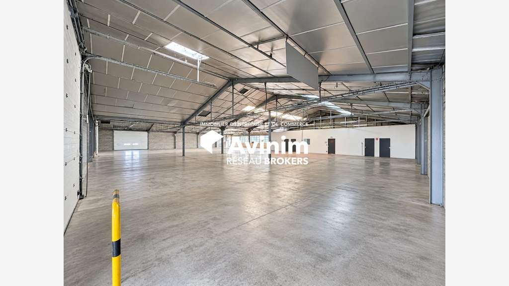 Loue entrepôts bureaux 1000 à 3000m² à Dampierre