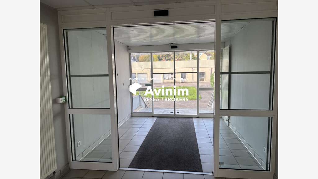 Loue entrepôts bureaux 1000 à 3000m² à Dampierre