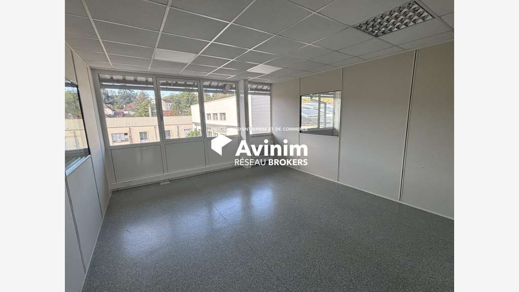 Loue entrepôts bureaux 1000 à 3000m² à Dampierre