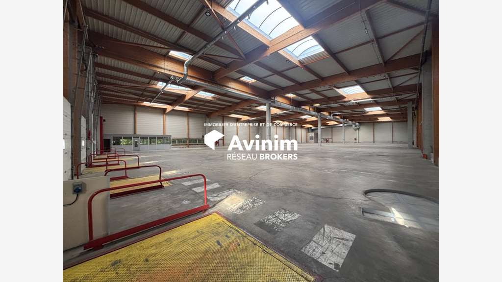 Loue entrepôts bureaux 1000 à 3000m² à Dampierre