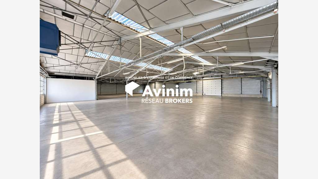 Loue entrepôts bureaux 1000 à 3000m² à Dampierre