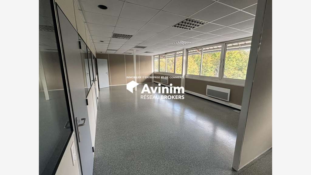 Loue entrepôts bureaux 1000 à 3000m² à Dampierre
