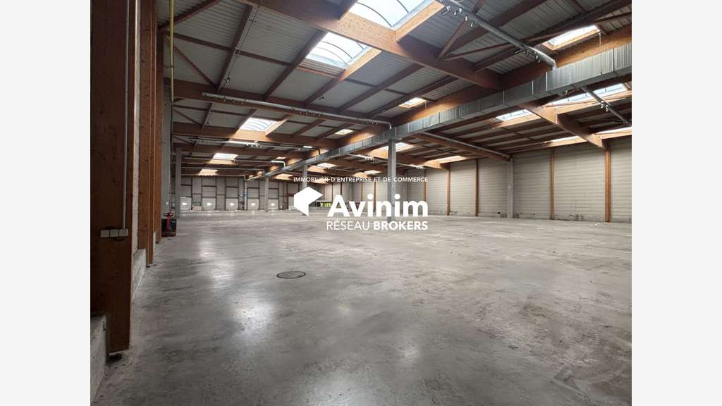 Loue entrepôts bureaux 1000 à 3000m² à Dampierre