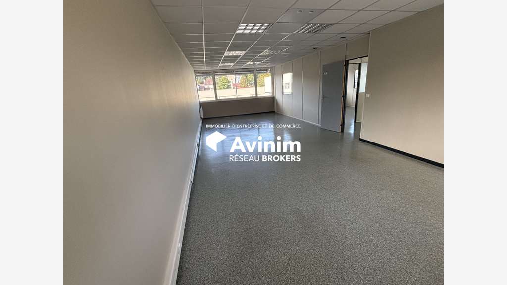 Loue entrepôts bureaux 1000 à 3000m² à Dampierre