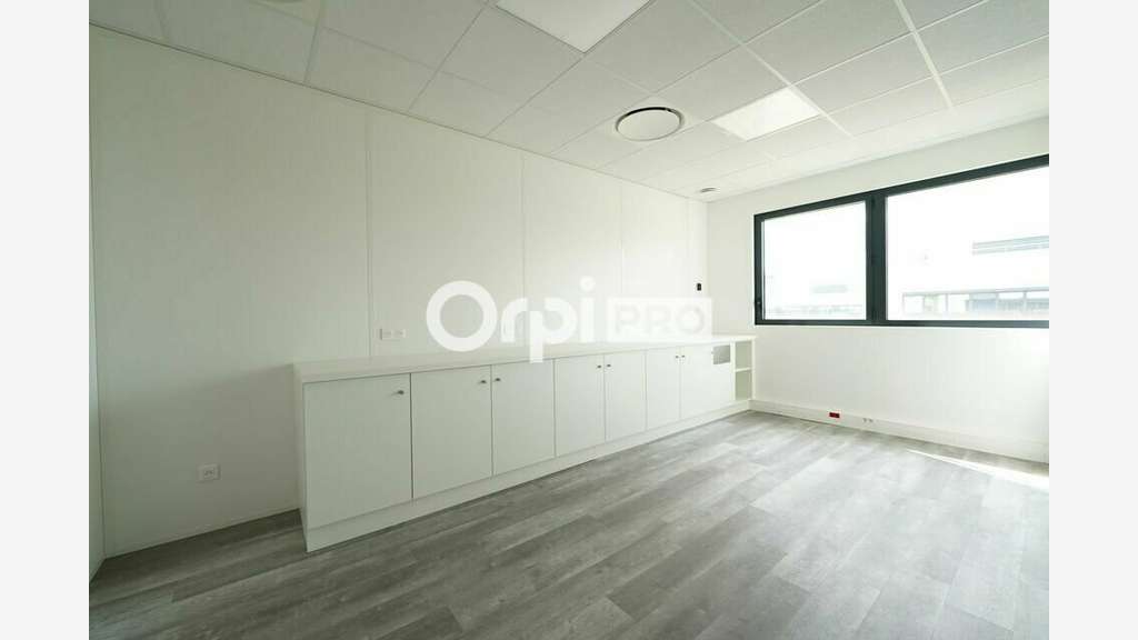 A louer local mixte 686m² à Dardilly