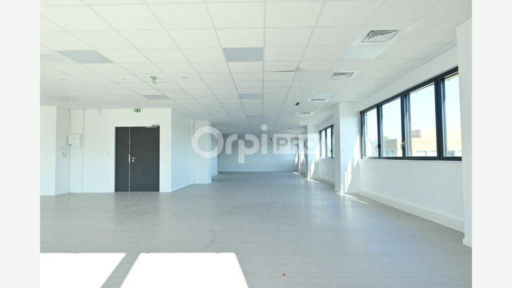 A louer local mixte 686m² à Dardilly