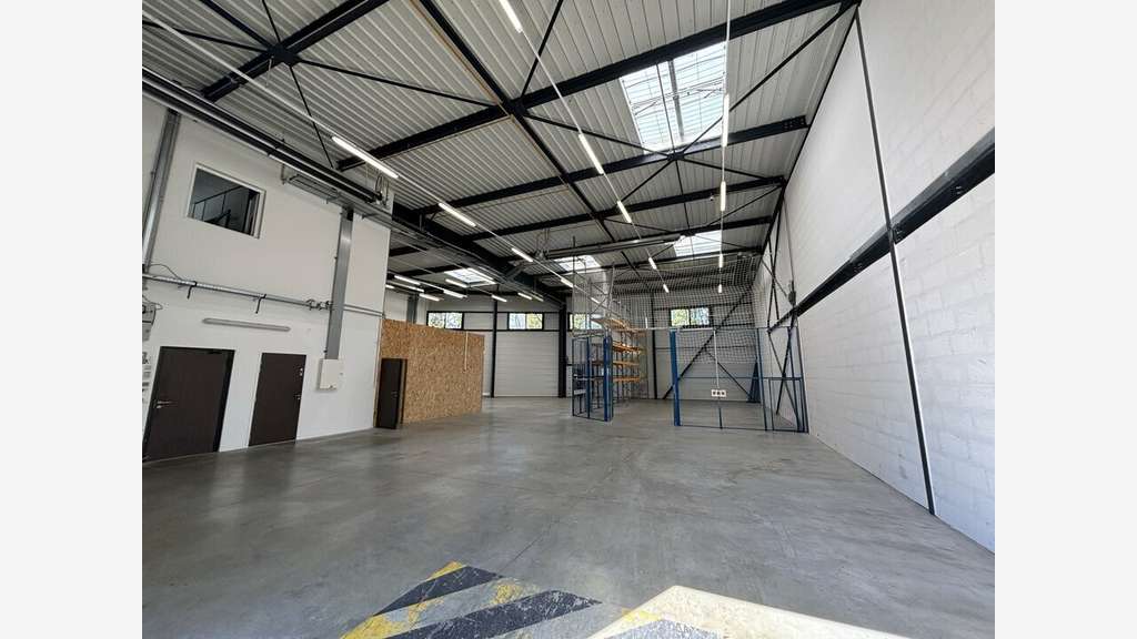 Local d'activité 670m² à louer à Dardilly 