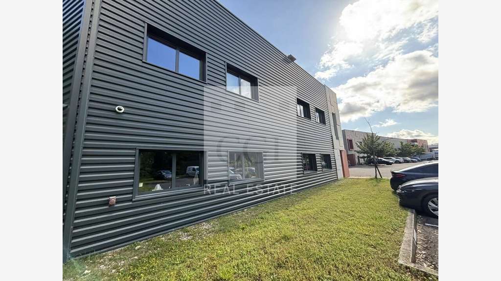 Local d'activité 670m² à louer à Dardilly