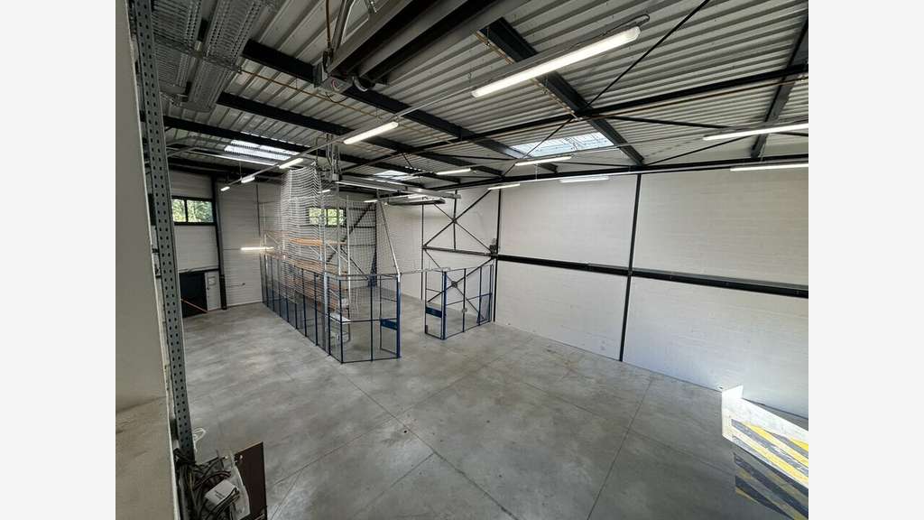 Local d'activité 670m² à louer à Dardilly 