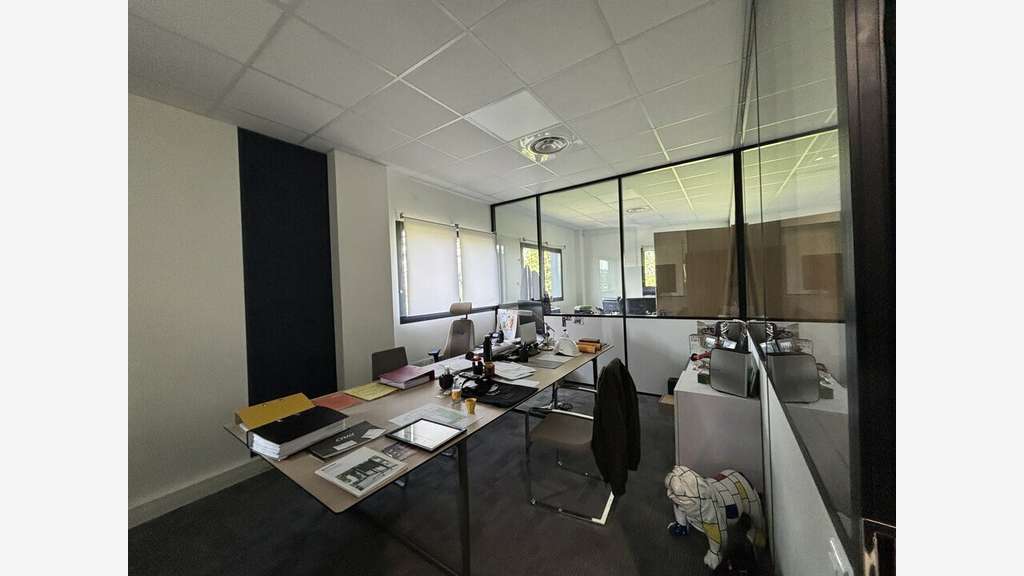 Local d'activité 670m² à louer à Dardilly