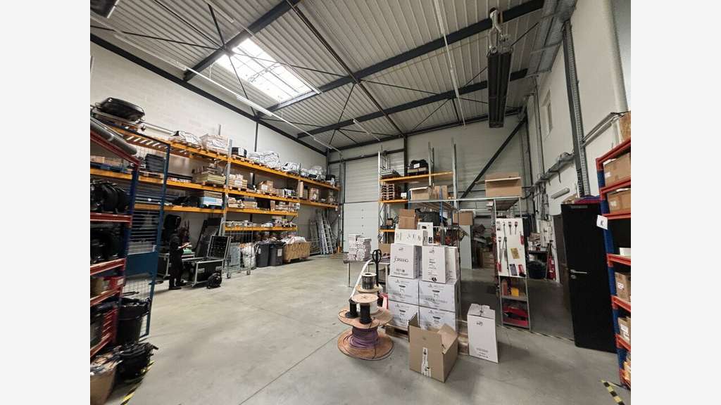 Local d'activité 670m² à louer à Dardilly