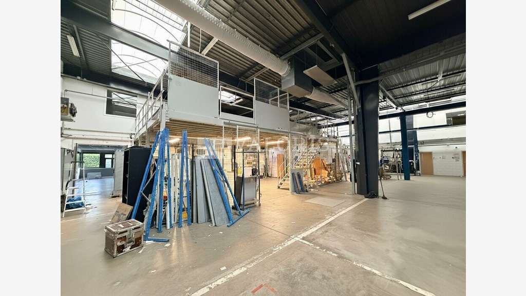 Bâtiment mixte 1854m² à louer à Dardilly