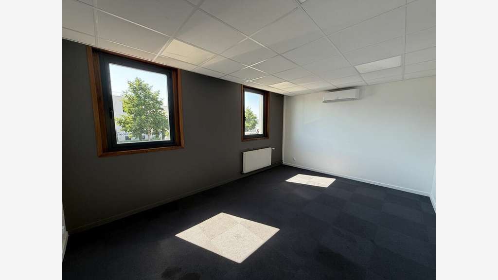 2 locaux de 206m² chacun à louer à Dardilly