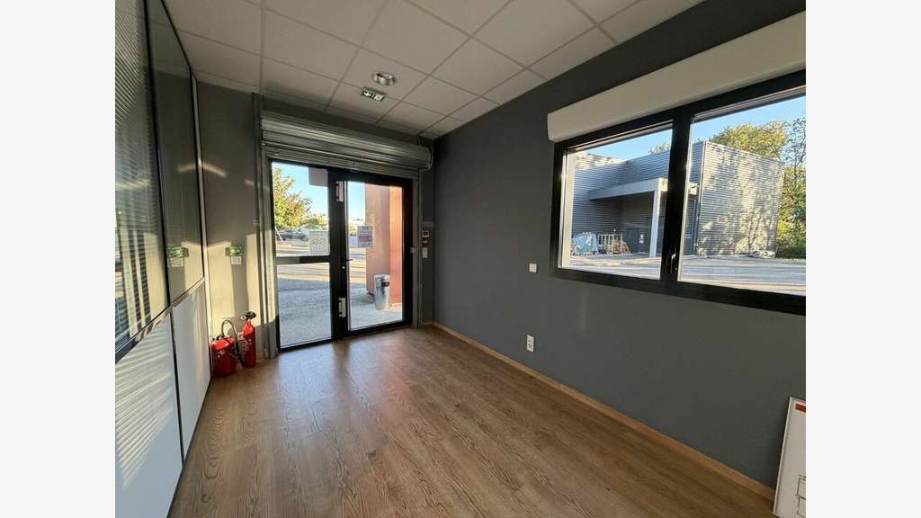 Local d'activité atelier 670m² à louer à Dardilly