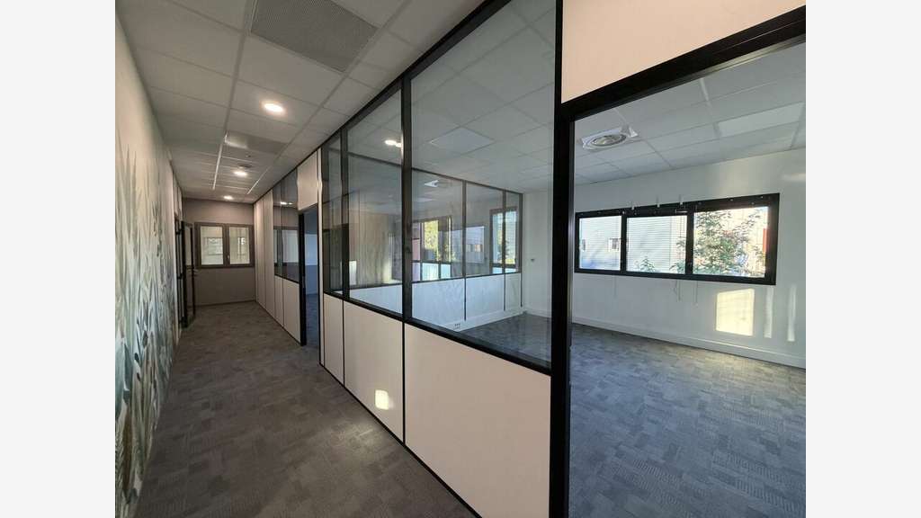 Local d'activité atelier 670m² à louer à Dardilly