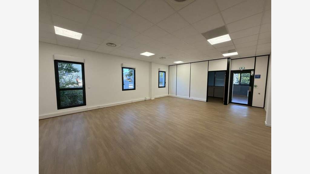 Local d'activité atelier 670m² à louer à Dardilly