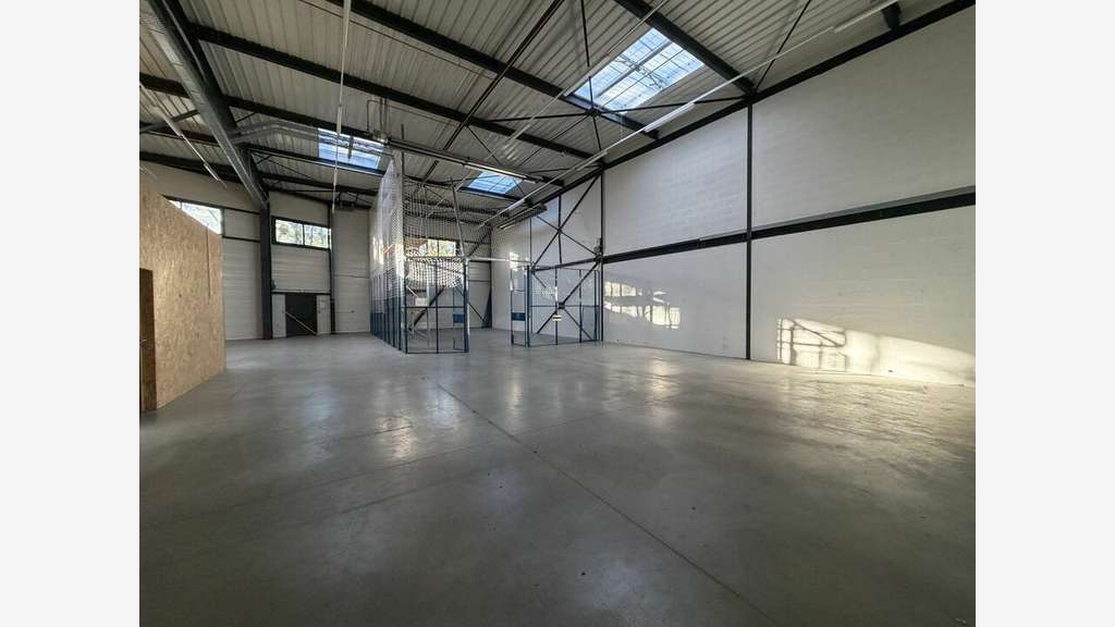 Local d'activité atelier 670m² à louer à Dardilly