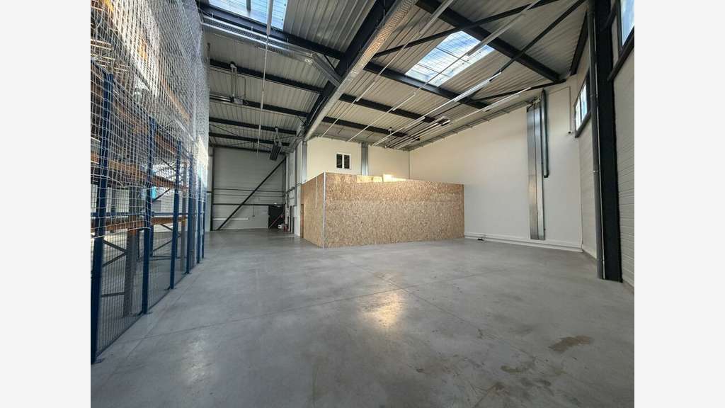 Local d'activité atelier 670m² à louer à Dardilly