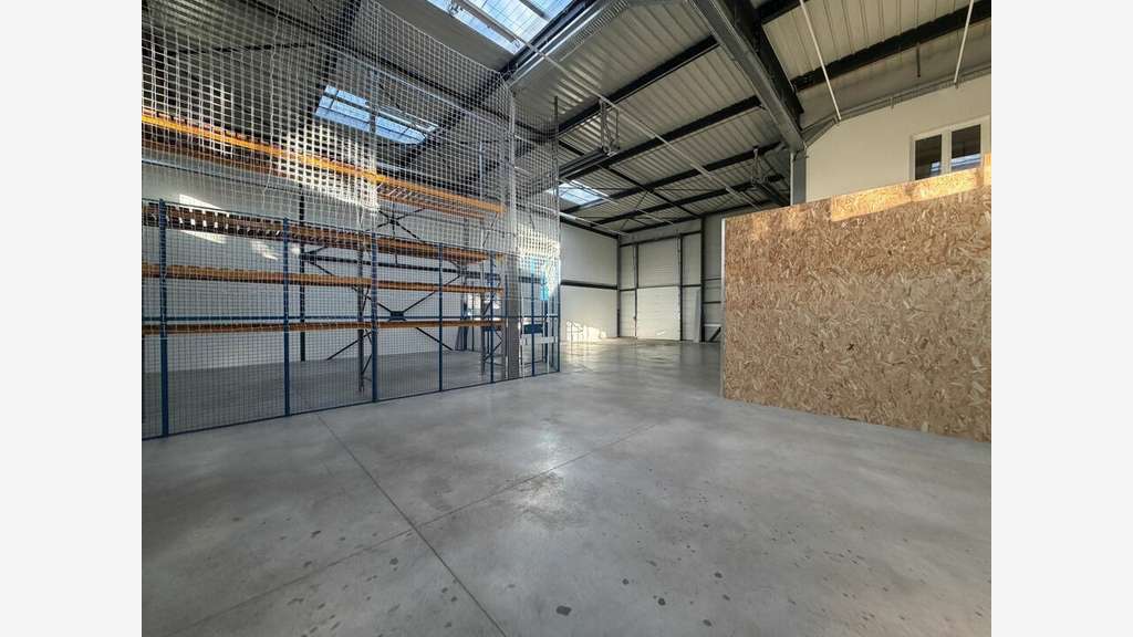 Local d'activité atelier 670m² à louer à Dardilly