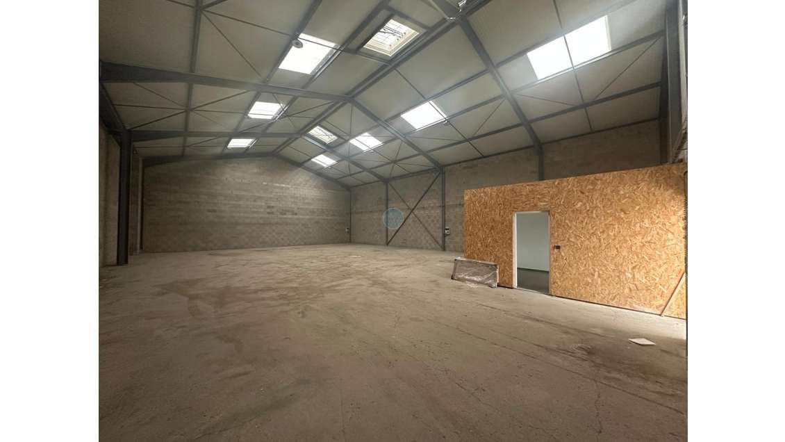 A louer bâtiment d'activité de 350m² à Darvoy