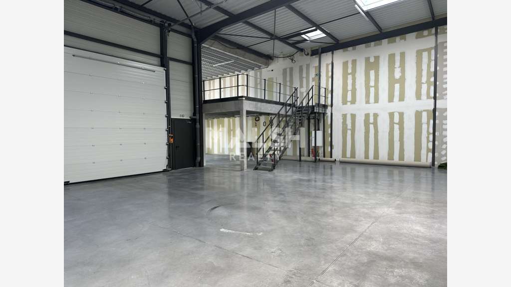 Local neuf 370m² à louer à Décines-Charpieu