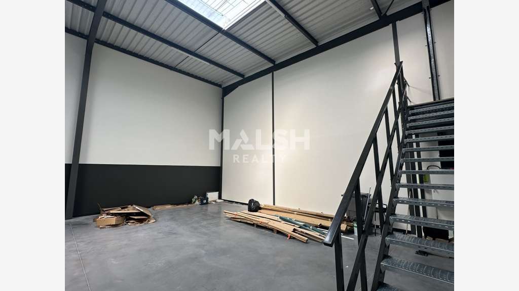 Local neuf 370m² à louer à Décines-Charpieu