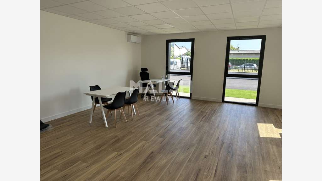 Local neuf 370m² à louer à Décines-Charpieu