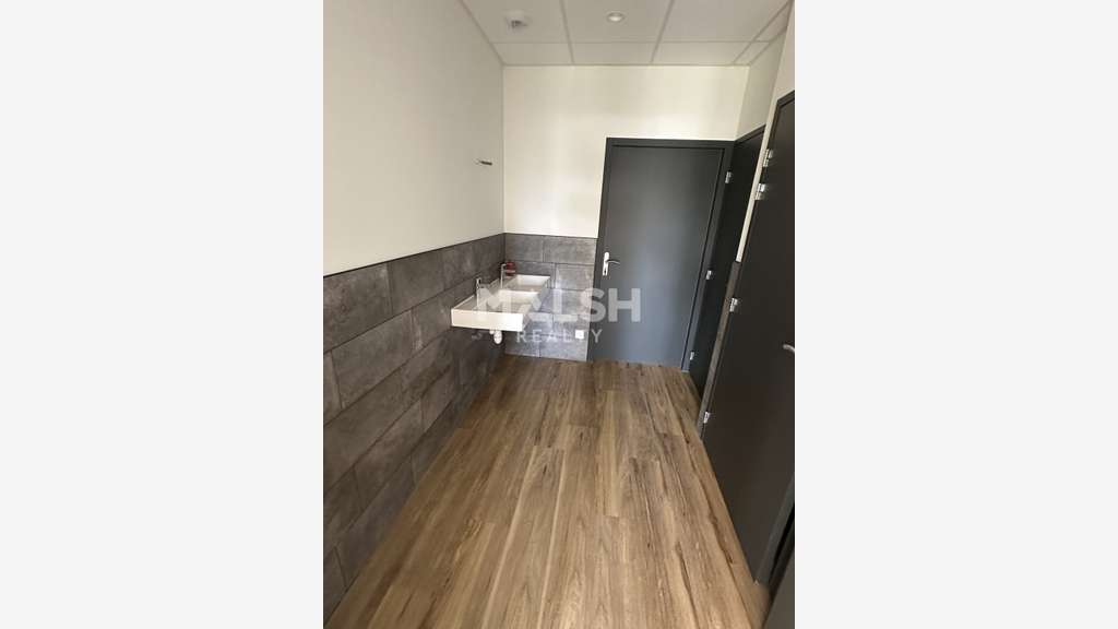Local neuf 370m² à louer à Décines-Charpieu