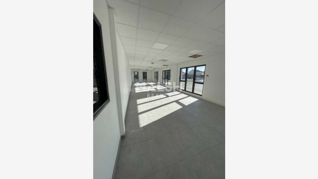 Local d'activités 325m² à louer à Décines-Charpieu