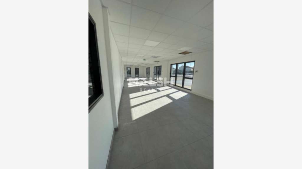 Local d'activités 325m² à louer à Décines-Charpieu